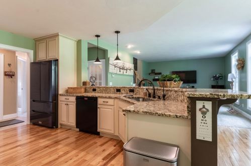69 Hawthorne Dr, Auburn, NH 03032-3550