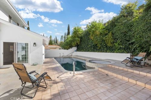 1851 Greenbriar Rd, Glendale CA  91207-1064 exterior