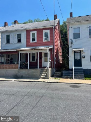 807 Factory St, Carlisle, PA 17013-1352