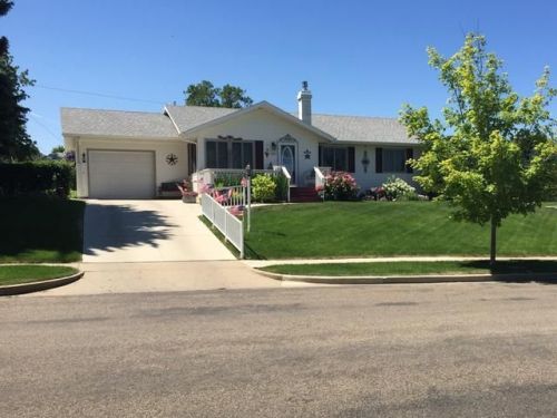 1028 Highland Acres Rd, Bismarck, ND 58501-2416