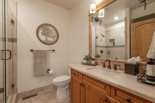 10240 Valmont Trl, Truckee CA  96161-2072 exterior