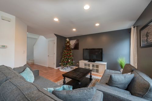 585 Yorkshire Ln, Pingree Grove IL  60140-9159 exterior