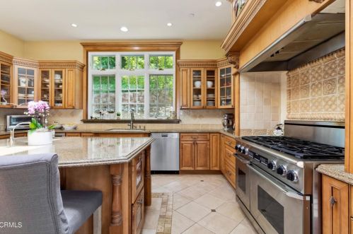1438 Opechee Way, Glendale CA  91208-1962 exterior
