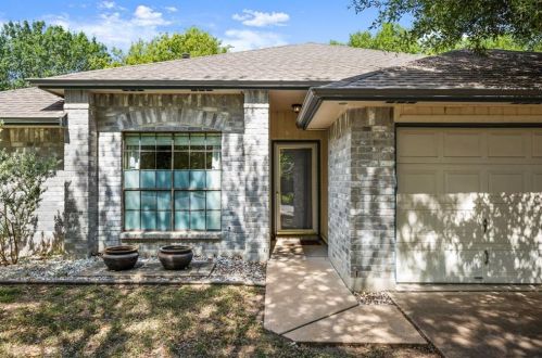 8004 Cahill Dr, Austin TX  78729-6441 exterior