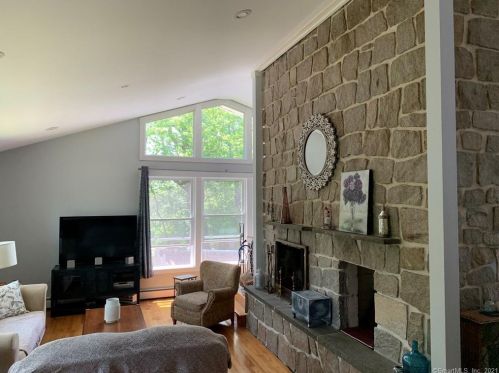 9 Sandy Ln, Waterbury, CT 06716-1018