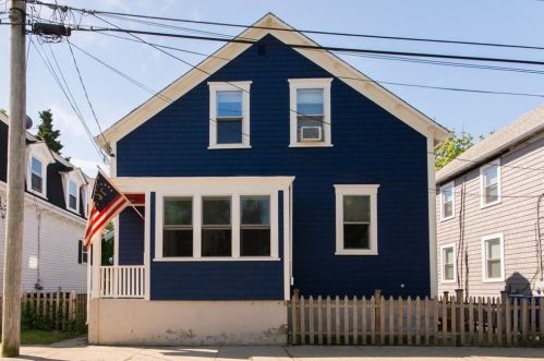 19 Stockholm St, Middletown, RI 02840-3925