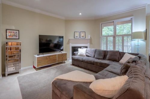 405 Bainbridge Dr, Atlanta GA  30327-4272 exterior