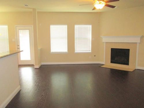 6111 Oxford Lake Dr, Richmond TX  77471-4658 exterior