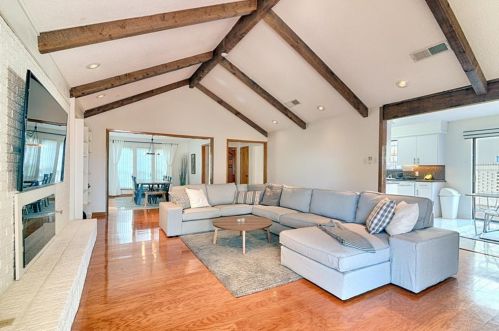 1813 Cedar Ridge Dr, Austin TX  78741-3902 exterior