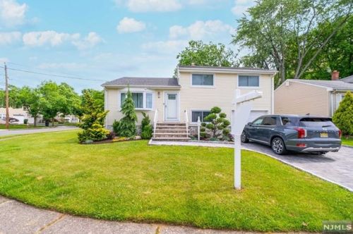 26 Cedar Dr, Rochelle Park, NJ 07662-3202