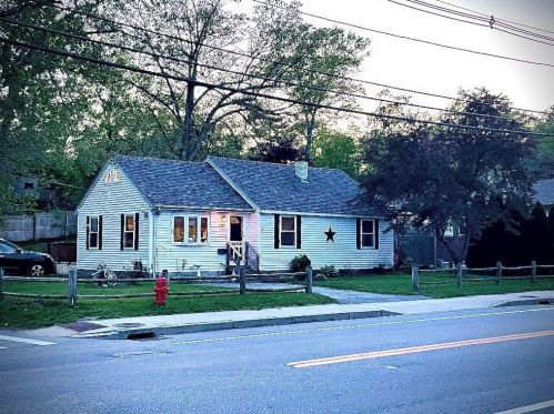 131 Arnold Rd, Coventry, RI 02816-5638