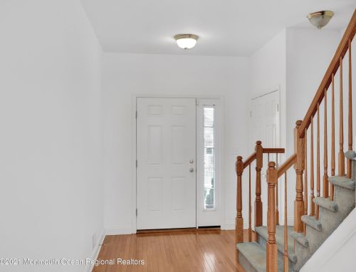 6 Livingston Ct, Tinton Falls, NJ 07724-9629