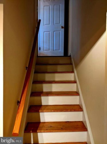 8069 Powderbrook Ln, Springfield VA  22153-2927 exterior