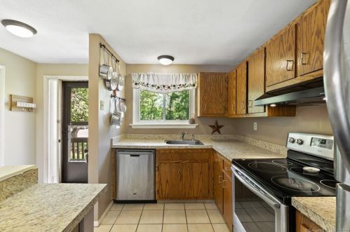 37 Spice Hill Dr, Wallingford, CT 06492-4334
