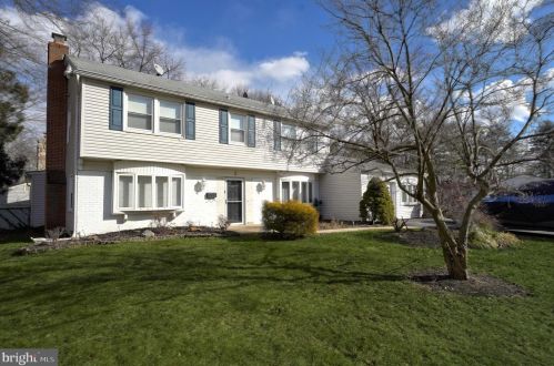 2 Glover Ln, Willingboro, NJ 08046-3299