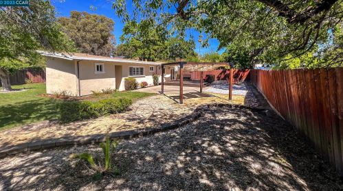 2031 Hoover Ave, Concord CA  94523-4621 exterior