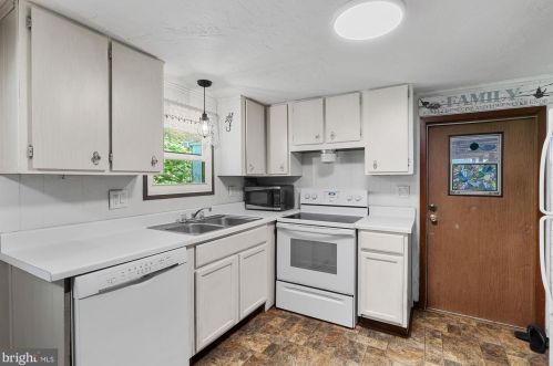 2180 Sky Top Trl, York PA  17315-2272 exterior