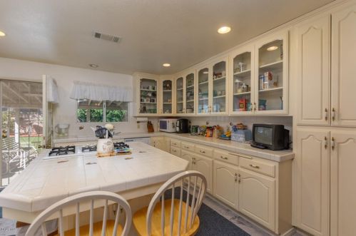 1011 Cadway St, Santa Paula, CA 93060-1201