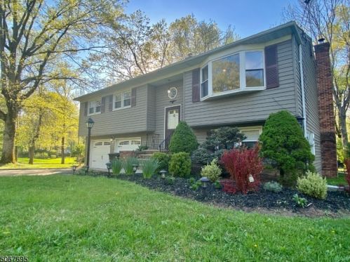64 Fawn Ridge Dr, Millington, NJ 07946-1702