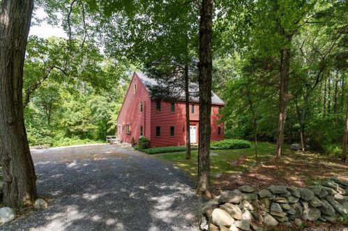 1 Seabury Ave, Gales Ferry, CT 06339-1320