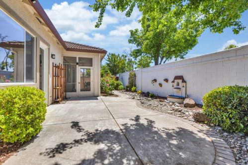 9493 Emerald Cove Ln, Elk Grove CA  95758-3612 exterior