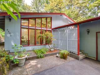 6401 Winston Dr, Portland, OR 97210-1054