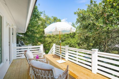 8 Ocean Park Ct, Isle Of Palms SC  29451-2244 exterior