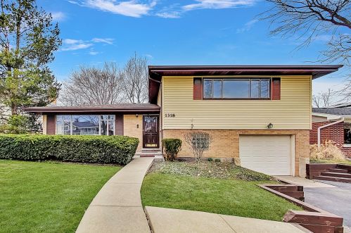 1318 Knollwood Rd, Bannockburn, IL 60015-2331