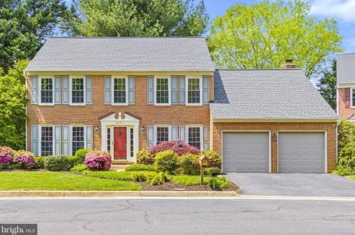 8104 Creekview Dr, Springfield VA  22153-1923 exterior