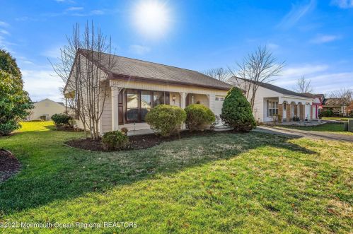 5 Gladstone Ave, Lakehurst, NJ 08759-6625