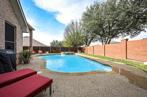 10512 Stonehill Dr, Fort Worth TX  76126-4547 exterior