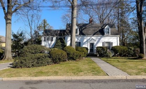 84 Prior Ct, Oradell, NJ 07649-2621