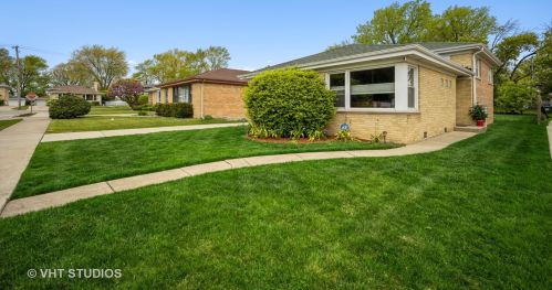 7028 Hamilton Dr, Niles, IL 60714-2237