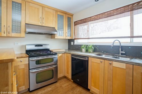 1136 Fulton Dr, Streamwood, IL 60107-2867