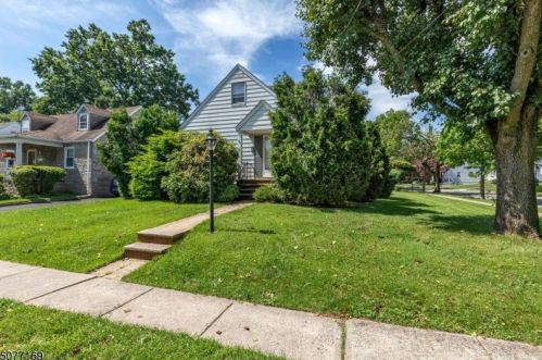 8 Macarthur Ave, Cranford, NJ 07016-3352