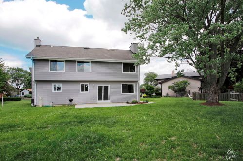 1711 Waverly Ct, Arlington Hts IL  60004-2321 exterior