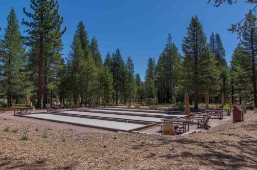 13610 Hillside Dr, Truckee CA  96161-6867 exterior