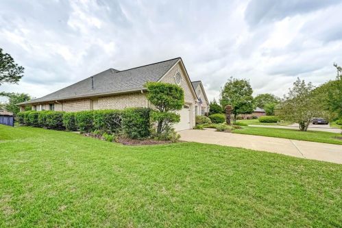 702 Country Meadows Dr, Pearland, TX 77584-4033
