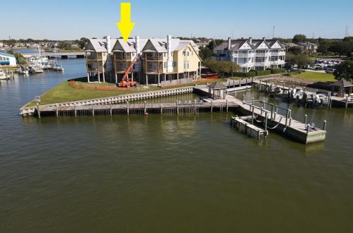 2447 Lakewood Pointe Dr, Taylor Lake Village, TX 77586-3466
