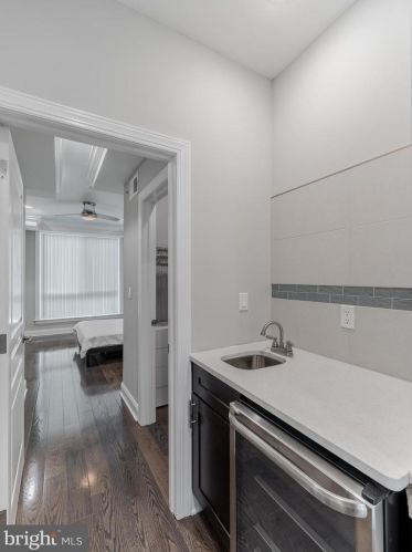 2131 10th St, Philadelphia PA 19148-5007 exterior