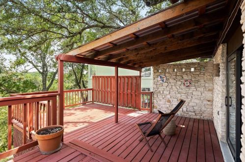8429 Adirondack Trl, Austin TX  78759-7937 exterior