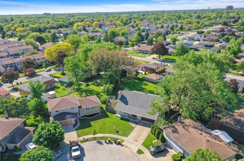 219 Robin Ln, Wood Dale, IL 60191-1741