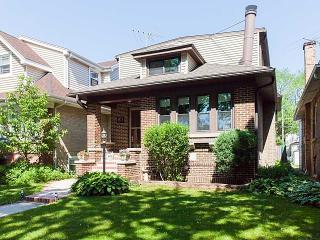 5037 Keeler Ave, Chicago, IL 60630-2715