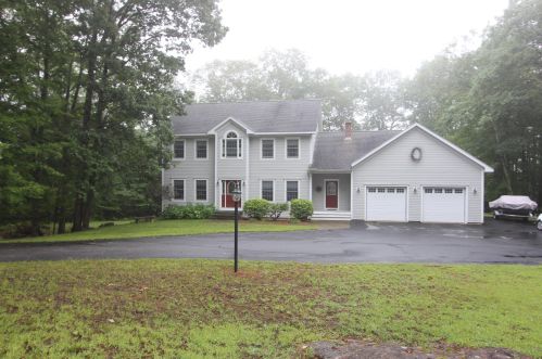 10 Acorn Ln, Lewiston, ME 04240-2326