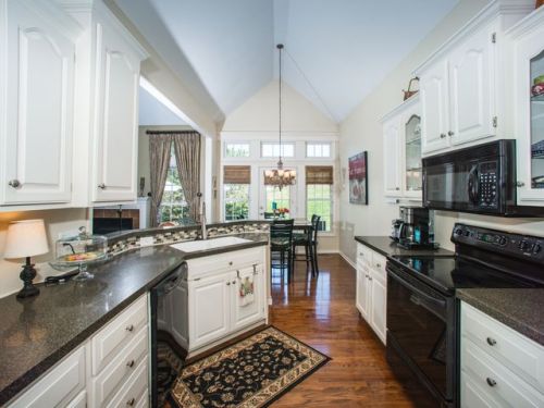 930 Oakmont Dr, Leavenworth, KS 66043-2225