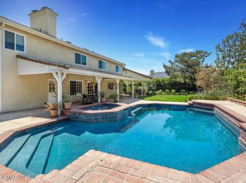 5833 Middle Crest Dr, Calabasas, CA 91301-4606