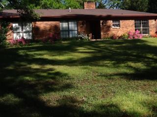 1213 Fulton St, Hope, AR 71801-6936