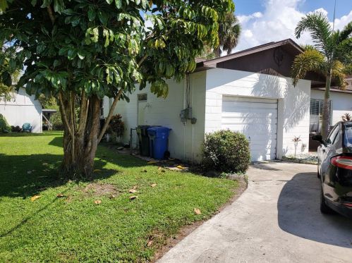 9938 Peninsular Dr, Gibsonton, FL 33534-4427