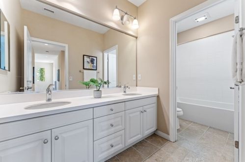 78 Rembrandt, Irvine CA  92620-7314 exterior