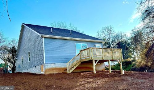 810 Beckwith St, Charles Town, WV 25414-1439